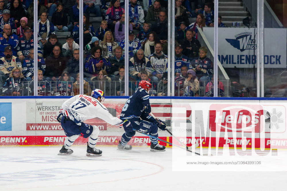 Caro Hirose (EHC Red Bull Muenchen, 17) und Eric Martinsson (Schwenninger Wild Wings, 46), GER, Schwenninger Wild Wings vs. EHC Red Bull Muenchen, Eishockey, PENNY DEL, 8. Spieltag, Spielzeit 2026 2027, 11.10.2026 GER, Schwenninger Wild Wings vs. EHC Red Bull Muenchen, Eishockey, PENNY DEL, 8. Spieltag, Spielzeit 2026 2027, 11.10.2026 Schwenningen