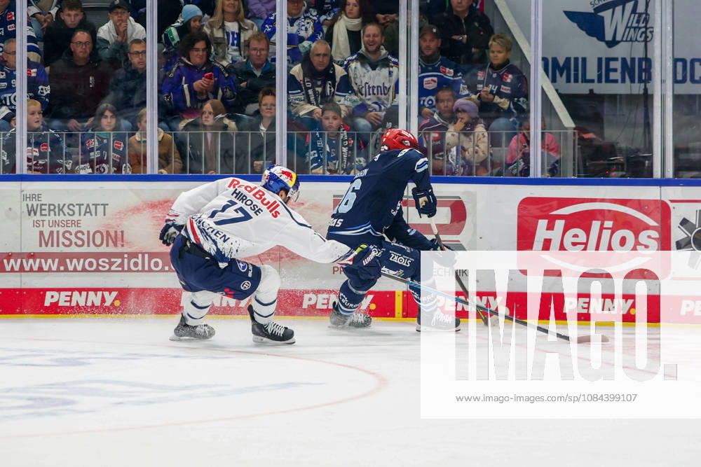 Caro Hirose (EHC Red Bull Muenchen, 17) und Eric Martinsson (Schwenninger Wild Wings, 46), GER, Schwenninger Wild Wings vs. EHC Red Bull Muenchen, Eishockey, PENNY DEL, 8. Spieltag, Spielzeit 2026 2027, 11.10.2026 GER, Schwenninger Wild Wings vs. EHC Red Bull Muenchen, Eishockey, PENNY DEL, 8. Spieltag, Spielzeit 2026 2027, 11.10.2026 Schwenningen
