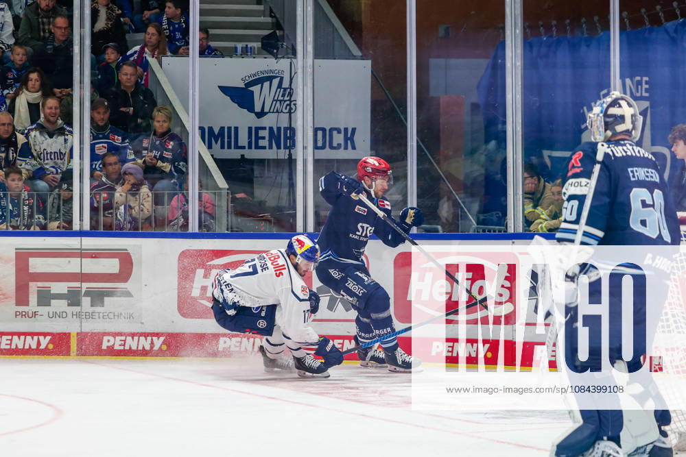 Caro Hirose (EHC Red Bull Muenchen, 17) und Eric Martinsson (Schwenninger Wild Wings, 46), GER, Schwenninger Wild Wings vs. EHC Red Bull Muenchen, Eishockey, PENNY DEL, 8. Spieltag, Spielzeit 2026 2027, 11.10.2026 GER, Schwenninger Wild Wings vs. EHC Red Bull Muenchen, Eishockey, PENNY DEL, 8. Spieltag, Spielzeit 2026 2027, 11.10.2026 Schwenningen