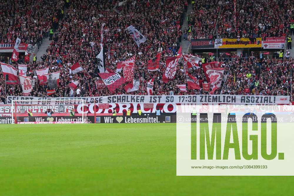 Spruchband der Fans und Ultras auf der Tribüne, Banner , Deutschland, Fussball, 1. Bundesliga, 5.Spieltag, 2026 2027, SC Freiburg vs. FC Schalke 04, 11.10.2026, Europa-Park Stadion, Freiburg Freiburg Europa-Park Stadion Baden-Württemberg Deutschland