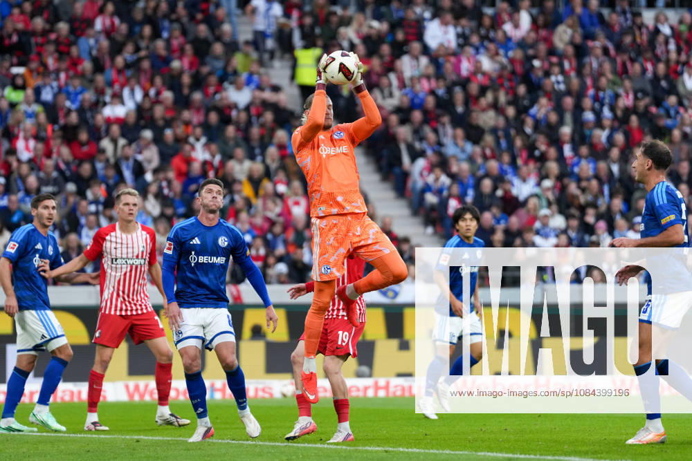 Loris Karius (FC Schalke 04, 01) am Ball , Deutschland, Fussball, 1. Bundesliga, 5.Spieltag, 2026 2027, SC Freiburg vs. FC Schalke 04, 11.10.2026, Europa-Park Stadion, Freiburg Freiburg Europa-Park Stadion Baden-Württemberg Deutschland