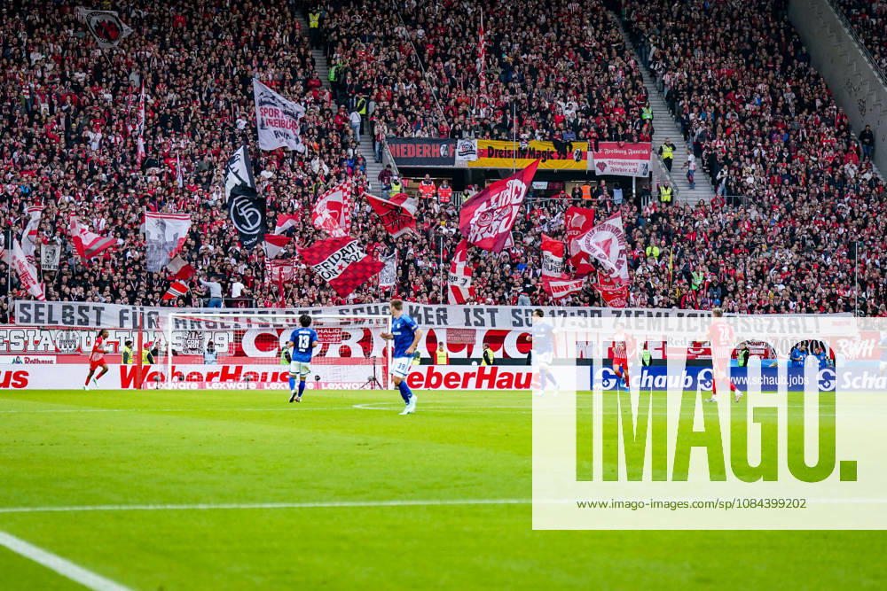 Deutschland: Fußball Bundesliga 2026 - 2027, 5. Spieltag - SC Freiburg - FC Schalke 04 - Europa-Park-Stadion (Freiburg): Totale der voll besetzten Heimtribüne des SC Freiburg beim Spiel gegen den FC Schalke 04 im Europa-Park Stadion. Fans zeigen Fahnen und ein Spruchband mit der Aufschrift SELBST FÜR ARBEITSLOSE SCHALKER IST SO 17:30 ZIEMLICH ASOZIAL. SC Freiburg, SCF, Schalke 04, S04, Fussball, Fankultur, Ultras, Zuschauer, Südtribüne, Transparent, Spruchband, Fanprotest, Anstosszeit, Spielansetzung, Arbeitslose, Provokation, Rivalität, Hintertorperspektive, Stadion, Innenansicht.