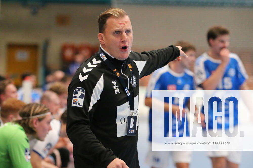 Handball Herren 2026 2027 2. Handball-Bundesliga 7. Spieltag Dessau-Roßlauer HV 06 - VfL Lübeck-Schwartau Anhalt Arena Dessau Holger Thamm (Lübeck, Trainer) im Gespräch mit dem Schiedsrichter. Dessau-Roßlau Sachsen-Anhalt Deutschland