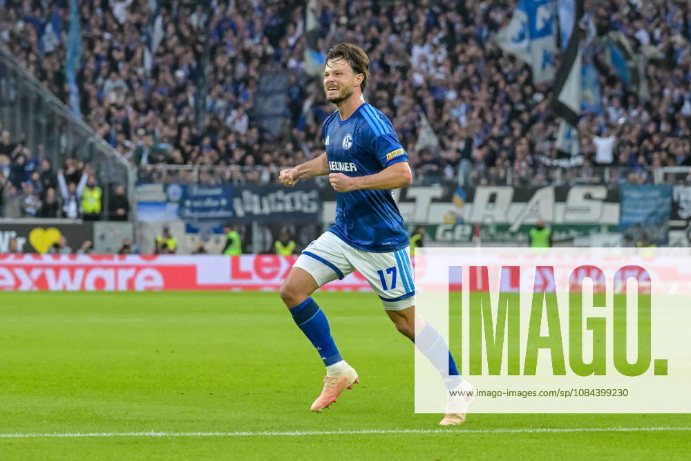 Jubel zum Tor zum 1:1 durch Adrian Gantenbein (FC Schalke 04, 17) GER, SC Freiburg vs Schalke 04, Fussball, Bundesliga, 5. Spieltag, Saison 2026 2027, 11.10.2026 DFL DFB REGULATIONS PROHIBIT ANY USE OF PHOTOGRAPHS AS IMAGE SEQUENCES AND OR QUASI-VIDEO GER, SC Freiburg vs Schalke 04, Fussball, Bundesliga, 5. Spieltag, Saison 2026 2027, 11.10.2026 Freiburg