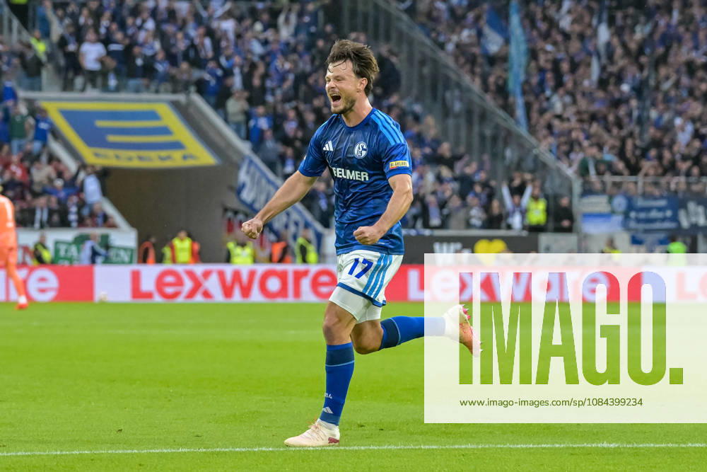 Jubel zum Tor zum 1:1 durch Adrian Gantenbein (FC Schalke 04, 17) GER, SC Freiburg vs Schalke 04, Fussball, Bundesliga, 5. Spieltag, Saison 2026 2027, 11.10.2026 DFL DFB REGULATIONS PROHIBIT ANY USE OF PHOTOGRAPHS AS IMAGE SEQUENCES AND OR QUASI-VIDEO GER, SC Freiburg vs Schalke 04, Fussball, Bundesliga, 5. Spieltag, Saison 2026 2027, 11.10.2026 Freiburg