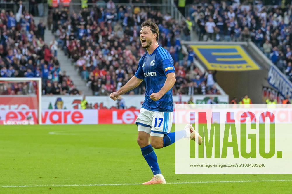 Jubel zum Tor zum 1:1 durch Adrian Gantenbein (FC Schalke 04, 17) GER, SC Freiburg vs Schalke 04, Fussball, Bundesliga, 5. Spieltag, Saison 2026 2027, 11.10.2026 DFL DFB REGULATIONS PROHIBIT ANY USE OF PHOTOGRAPHS AS IMAGE SEQUENCES AND OR QUASI-VIDEO GER, SC Freiburg vs Schalke 04, Fussball, Bundesliga, 5. Spieltag, Saison 2026 2027, 11.10.2026 Freiburg