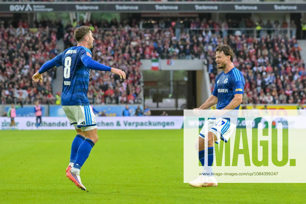 Jubel zum Tor zum 1:1 durch Adrian Gantenbein (FC Schalke 04, 17) mit Robin Gosens (FC Schalke 04, 08) GER, SC Freiburg vs Schalke 04, Fussball, Bundesliga, 5. Spieltag, Saison 2026 2027, 11.10.2026 DFL DFB REGULATIONS PROHIBIT ANY USE OF PHOTOGRAPHS AS IMAGE SEQUENCES AND OR QUASI-VIDEO GER, SC Freiburg vs Schalke 04, Fussball, Bundesliga, 5. Spieltag, Saison 2026 2027, 11.10.2026 Freiburg
