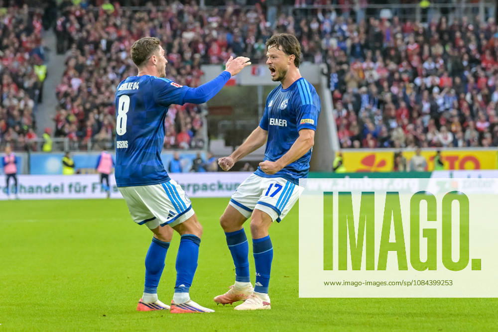Jubel zum Tor zum 1:1 durch Adrian Gantenbein (FC Schalke 04, 17) mit Robin Gosens (FC Schalke 04, 08) GER, SC Freiburg vs Schalke 04, Fussball, Bundesliga, 5. Spieltag, Saison 2026 2027, 11.10.2026 DFL DFB REGULATIONS PROHIBIT ANY USE OF PHOTOGRAPHS AS IMAGE SEQUENCES AND OR QUASI-VIDEO GER, SC Freiburg vs Schalke 04, Fussball, Bundesliga, 5. Spieltag, Saison 2026 2027, 11.10.2026 Freiburg