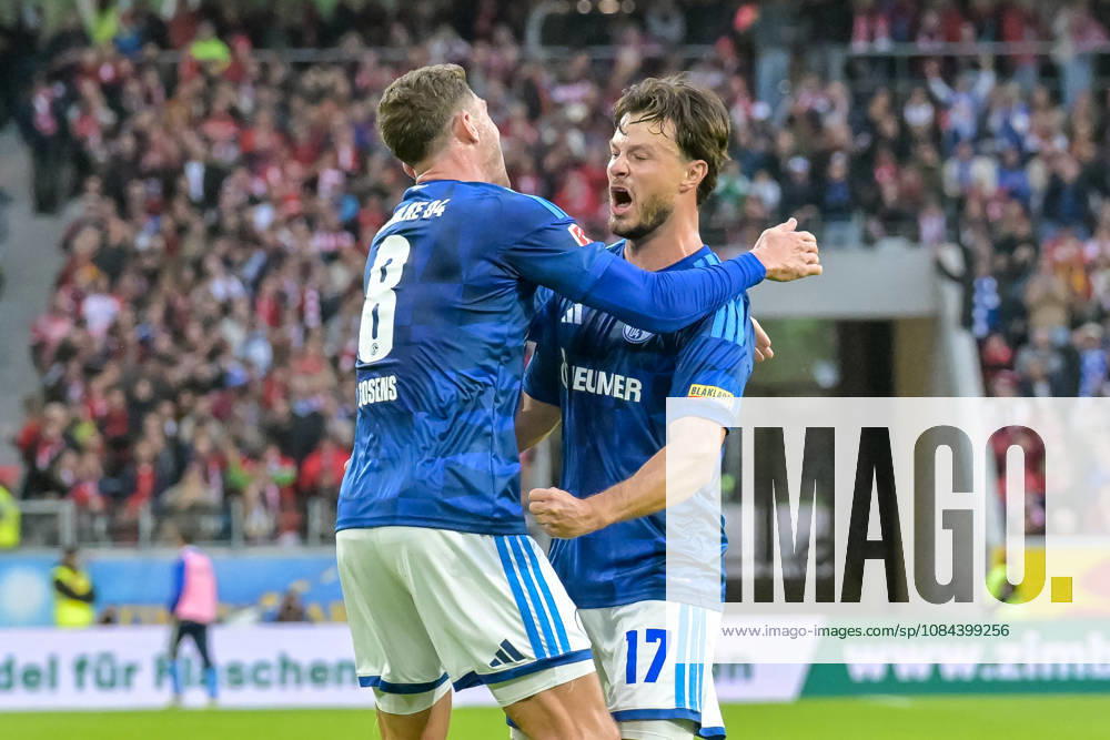 Jubel zum Tor zum 1:1 durch Adrian Gantenbein (FC Schalke 04, 17) mit Robin Gosens (FC Schalke 04, 08) GER, SC Freiburg vs Schalke 04, Fussball, Bundesliga, 5. Spieltag, Saison 2026 2027, 11.10.2026 DFL DFB REGULATIONS PROHIBIT ANY USE OF PHOTOGRAPHS AS IMAGE SEQUENCES AND OR QUASI-VIDEO GER, SC Freiburg vs Schalke 04, Fussball, Bundesliga, 5. Spieltag, Saison 2026 2027, 11.10.2026 Freiburg
