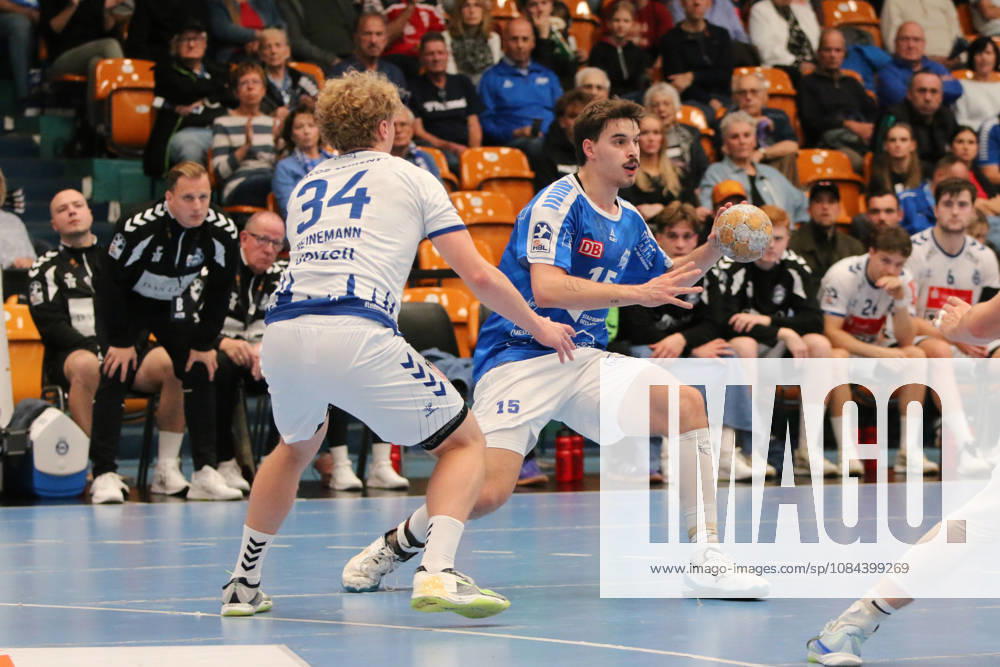 Handball Herren 2026 2027 2. Handball-Bundesliga 7. Spieltag Dessau-Roßlauer HV 06 - VfL Lübeck-Schwartau Anhalt Arena Dessau Marcel Nowak (Dessau, 15, blau) am Ball. Thore Heinemann (Lübeck, 34, weiß) stellt den Raum zu. Dessau-Roßlau Sachsen-Anhalt Deutschland