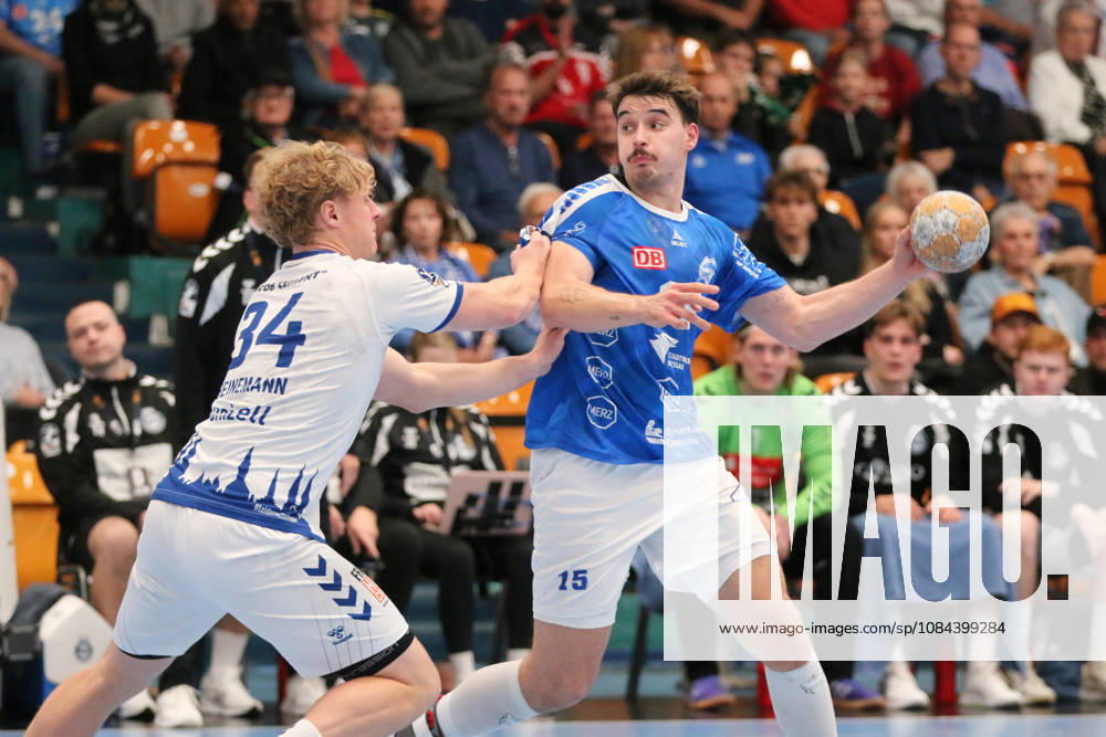 Handball Herren 2026 2027 2. Handball-Bundesliga 7. Spieltag Dessau-Roßlauer HV 06 - VfL Lübeck-Schwartau Anhalt Arena Dessau Marcel Nowak (Dessau, 15, blau) wird im Angriff von Thore Heinemann (Lübeck, 34, weiß) gestört. Dessau-Roßlau Sachsen-Anhalt Deutschland