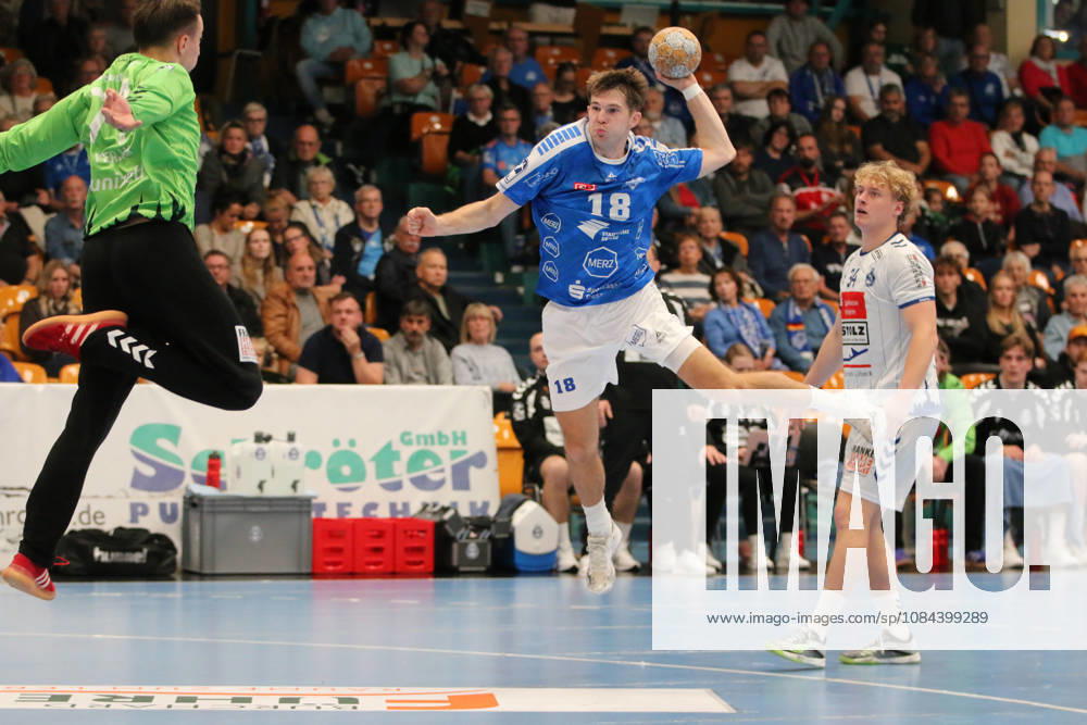 Handball Herren 2026 2027 2. Handball-Bundesliga 7. Spieltag Dessau-Roßlauer HV 06 - VfL Lübeck-Schwartau Anhalt Arena Dessau David Misovych (Dessau, 18, blau) bei einem Torwurf. Dessau-Roßlau Sachsen-Anhalt Deutschland