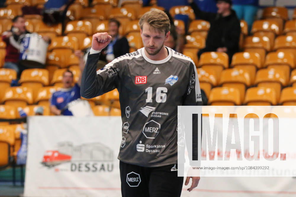 Handball Herren 2026 2027 2. Handball-Bundesliga 7. Spieltag Dessau-Roßlauer HV 06 - VfL Lübeck-Schwartau Anhalt Arena Dessau Philip Ambrosius (Dessau, 16, grau) jubelt nach einem erzielten Treffer. Dessau-Roßlau Sachsen-Anhalt Deutschland
