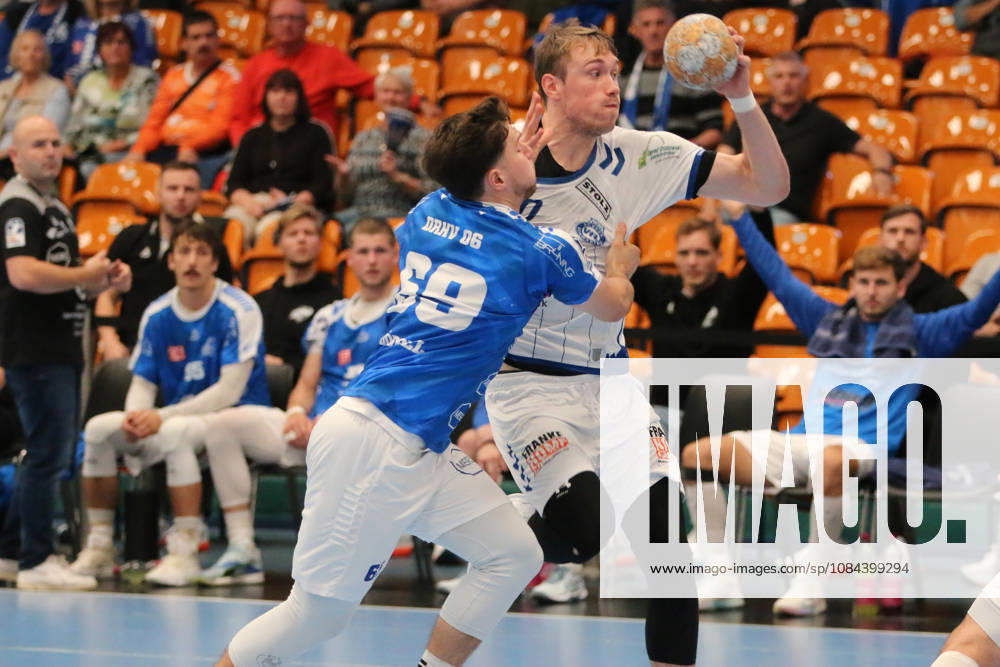 Handball Herren 2026 2027 2. Handball-Bundesliga 7. Spieltag Dessau-Roßlauer HV 06 - VfL Lübeck-Schwartau Anhalt Arena Dessau Ole Hagedorn (Lübeck, 10, weiß) im Zweikampf mit Niklas Döbbel (Dessau, 69, blau). Dessau-Roßlau Sachsen-Anhalt Deutschland
