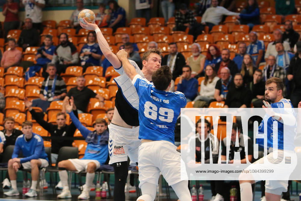 Handball Herren 2026 2027 2. Handball-Bundesliga 7. Spieltag Dessau-Roßlauer HV 06 - VfL Lübeck-Schwartau Anhalt Arena Dessau Ole Hagedorn (Lübeck, 10, weiß) im Zweikampf mit Niklas Döbbel (Dessau, 69, blau). Dessau-Roßlau Sachsen-Anhalt Deutschland