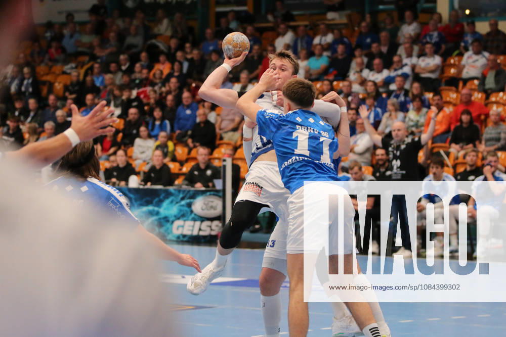 Handball Herren 2026 2027 2. Handball-Bundesliga 7. Spieltag Dessau-Roßlauer HV 06 - VfL Lübeck-Schwartau Anhalt Arena Dessau Ole Hagedorn (Lübeck, 10, weiß) im Zweikampf mit Alen Hadzimuhamedovic (Dessau, 11, blau). Dessau-Roßlau Sachsen-Anhalt Deutschland