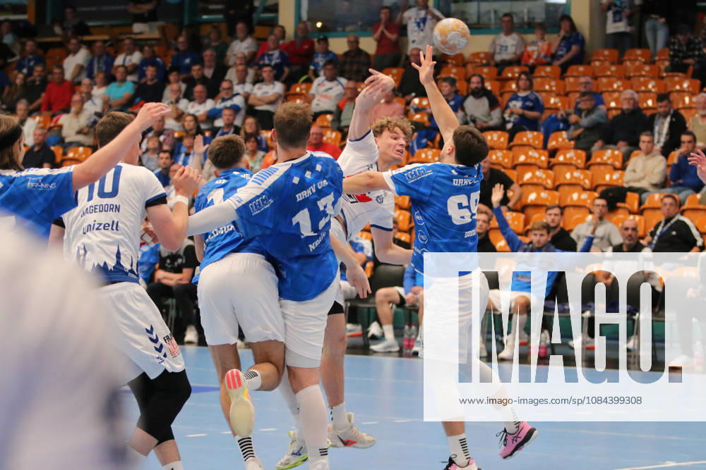 Handball Herren 2026 2027 2. Handball-Bundesliga 7. Spieltag Dessau-Roßlauer HV 06 - VfL Lübeck-Schwartau Anhalt Arena Dessau Niklas Döbbel (Dessau, 69, blau) blockt einen Wurf von Magnus Holpert (Lübeck, 22, weiß). Dessau-Roßlau Sachsen-Anhalt Deutschland