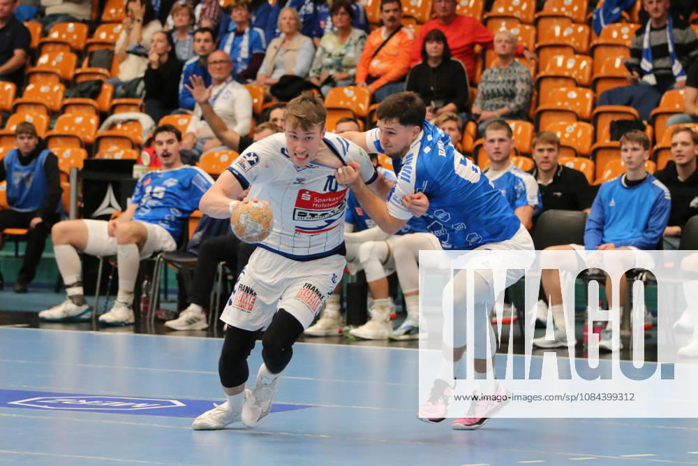 Handball Herren 2026 2027 2. Handball-Bundesliga 7. Spieltag Dessau-Roßlauer HV 06 - VfL Lübeck-Schwartau Anhalt Arena Dessau Ole Hagedorn (Lübeck, 10, weiß) im Zweikampf mit Niklas Döbbel (Dessau, 69, blau). Dessau-Roßlau Sachsen-Anhalt Deutschland