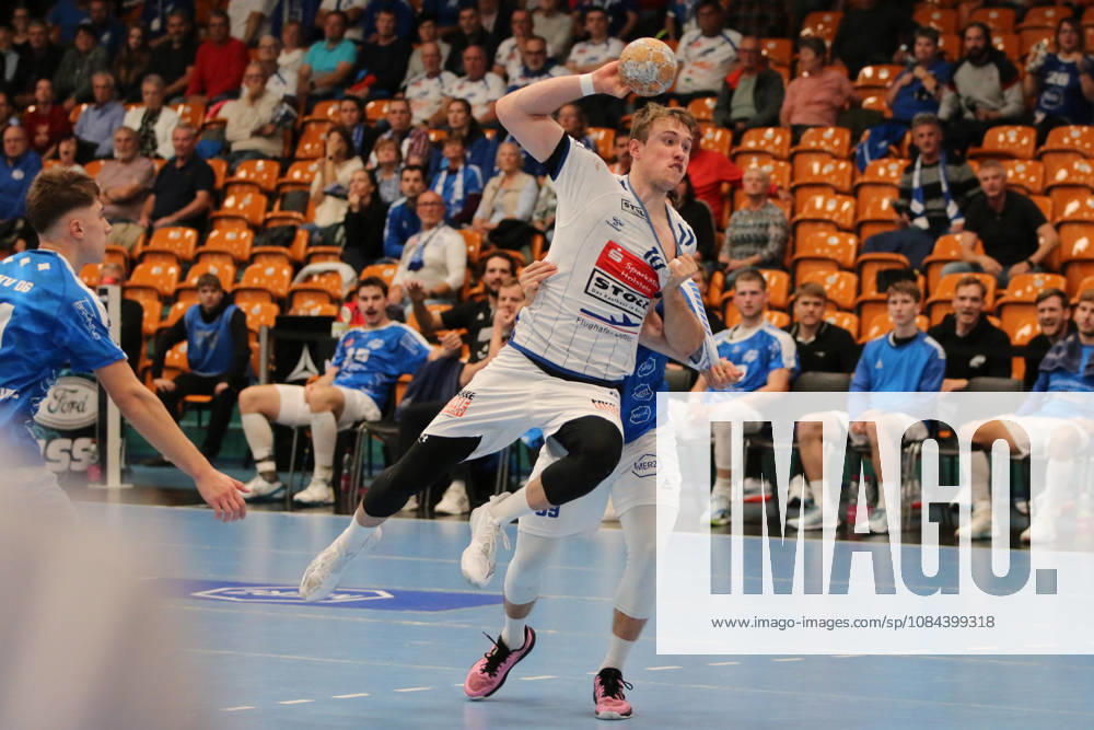 Handball Herren 2026 2027 2. Handball-Bundesliga 7. Spieltag Dessau-Roßlauer HV 06 - VfL Lübeck-Schwartau Anhalt Arena Dessau Ole Hagedorn (Lübeck, 10, weiß) wird bei einem Torwurf von Niklas Döbbel (Dessau, 69, blau) gestört. Dessau-Roßlau Sachsen-Anhalt Deutschland