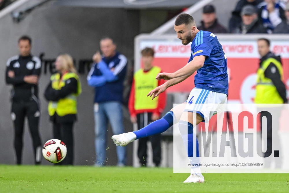 Hasan Kurucay (FC Schalke 04) in Aktion, am Ball, Einzelaktion waehrend des spiels der 1. Bundesliga zwischen Club Freiburg und FC Schalke 04, Europa-Park Stadion am 11. October 2026 in Freiburg im Breisgau, Deutschland. (Foto von Harry Langer DeFodi Images) +++ Hasan Kurucay (FC Schalke 04) controls the Ball during the Bundesliga match between Sport-Club Freiburg and FC Schalke 04 at Europa-Park Stadion on October 11, 2026 in Freiburg im Breisgau, Germany. (Photo by Harry Langer DeFodi Images) DFB DFL REGULATIONS PROHIBIT ANY USE OF PHOTOGRAPHS AS IMAGE SEQUENCES AND OR QUASI-VIDEO. (Photo by Harry Langer DeFodi Images) DFB DFL REGULATIONS PROHIBIT ANY USE OF PHOTOGRAPHS AS IMAGE SEQUENCES AND OR QUASI-VIDEO. -