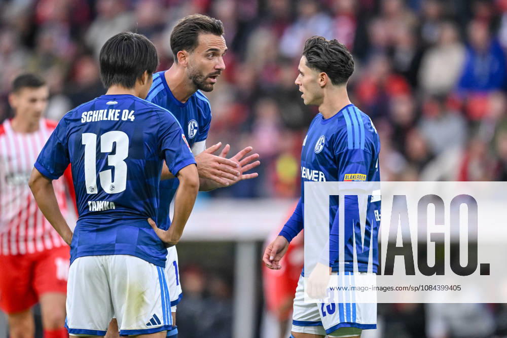 Satoshi Tanaka (FC Schalke 04), Kenan Karaman (FC Schalke 04) und Soufiane El-Faouzi (FC Schalke 04) gestikuliert, gestik waehrend des spiels der 1. Bundesliga zwischen Club Freiburg und FC Schalke 04, Europa-Park Stadion am 11. October 2026 in Freiburg im Breisgau, Deutschland. (Foto von Harry Langer DeFodi Images) +++ Satoshi Tanaka (FC Schalke 04), Kenan Karaman (FC Schalke 04) und Soufiane El-Faouzi (FC Schalke 04) gestures during the Bundesliga match between Sport-Club Freiburg and FC Schalke 04 at Europa-Park Stadion on October 11, 2026 in Freiburg im Breisgau, Germany. (Photo by Harry Langer DeFodi Images) DFB DFL REGULATIONS PROHIBIT ANY USE OF PHOTOGRAPHS AS IMAGE SEQUENCES AND OR QUASI-VIDEO. (Photo by Harry Langer DeFodi Images) DFB DFL REGULATIONS PROHIBIT ANY USE OF PHOTOGRAPHS AS IMAGE SEQUENCES AND OR QUASI-VIDEO. -