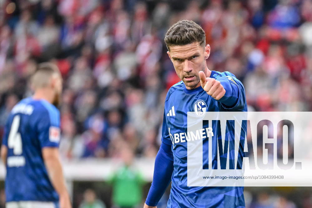 Robin Gosens (FC Schalke 04) gestikuliert, gestik waehrend des spiels der 1. Bundesliga zwischen Club Freiburg und FC Schalke 04, Europa-Park Stadion am 11. October 2026 in Freiburg im Breisgau, Deutschland. (Foto von Harry Langer DeFodi Images) +++ Robin Gosens (FC Schalke 04) gestures during the Bundesliga match between Sport-Club Freiburg and FC Schalke 04 at Europa-Park Stadion on October 11, 2026 in Freiburg im Breisgau, Germany. (Photo by Harry Langer DeFodi Images) DFB DFL REGULATIONS PROHIBIT ANY USE OF PHOTOGRAPHS AS IMAGE SEQUENCES AND OR QUASI-VIDEO. (Photo by Harry Langer DeFodi Images) DFB DFL REGULATIONS PROHIBIT ANY USE OF PHOTOGRAPHS AS IMAGE SEQUENCES AND OR QUASI-VIDEO. -