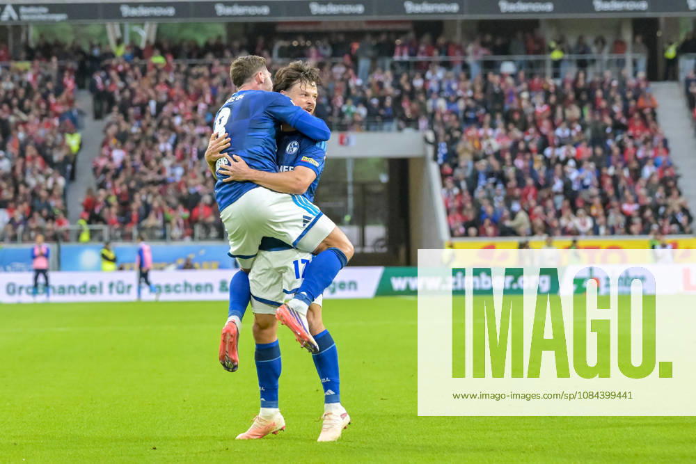 Jubel zum Tor zum 1:1 durch Adrian Gantenbein (FC Schalke 04, 17) mit Robin Gosens (FC Schalke 04, 08) GER, SC Freiburg vs Schalke 04, Fussball, Bundesliga, 5. Spieltag, Saison 2026 2027, 11.10.2026 DFL DFB REGULATIONS PROHIBIT ANY USE OF PHOTOGRAPHS AS IMAGE SEQUENCES AND OR QUASI-VIDEO GER, SC Freiburg vs Schalke 04, Fussball, Bundesliga, 5. Spieltag, Saison 2026 2027, 11.10.2026 Freiburg