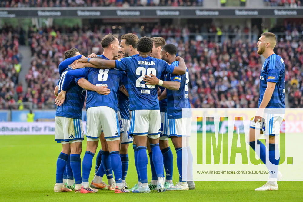 Jubel zum Tor zum 1:1 durch Adrian Gantenbein (FC Schalke 04, 17) mit Robin Gosens (FC Schalke 04, 08), Junior Adamu (FC Schalke 04, 20) und dem Team. GER, SC Freiburg vs Schalke 04, Fussball, Bundesliga, 5. Spieltag, Saison 2026 2027, 11.10.2026 DFL DFB REGULATIONS PROHIBIT ANY USE OF PHOTOGRAPHS AS IMAGE SEQUENCES AND OR QUASI-VIDEO GER, SC Freiburg vs Schalke 04, Fussball, Bundesliga, 5. Spieltag, Saison 2026 2027, 11.10.2026 Freiburg