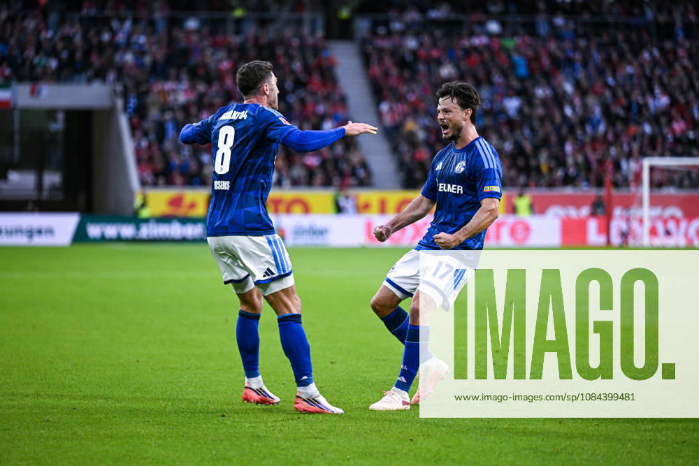 Fussball, Saison 2026 2027, Bundesliga, SC Freiburg - FC Schalke 04, Adrian Gantenbein (FC Schalke 04) freut sich über das Tor zum 1:1, Robin Gosens (FC Schalke 04) (l) xRHR-FOTO YYx