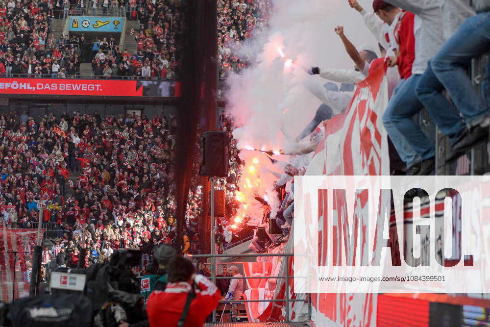 Zu Spielbeginn vor der Fankurve den Fans dem Fanblock von Koeln 11.10.2026 ¢ Fussball ¢ 1. FC Koeln vs Borussia Moenchengladbach, RheinEnergieStadion, Koeln, DFB DFL REGULATIONS PROHIBIT ANY USE OF PHOTOGRAPHS AS IMAGE SEQUENCES AND OR QUASI-VIDEO NRW Germany