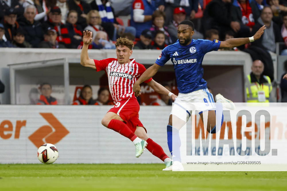 Philipp Treu (SC Freiburg, 29) und Moussa Sylla (FC Schalke, 09) im Laufduell , Deutschland, Fussball, 1. Bundesliga, 5.Spieltag, 2026 2027, SC Freiburg vs. FC Schalke 04, 11.10.2026, Freiburg im Breisgau Europa-Park Stadion Deutschland
