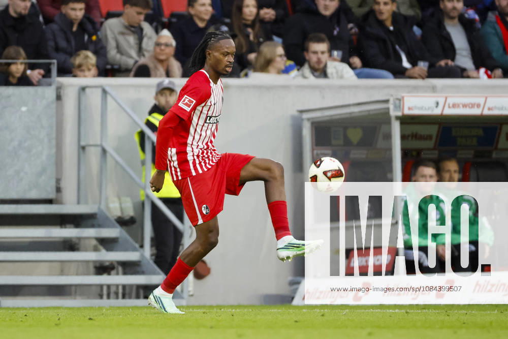 Jordy Makengo (SC Freiburg, 33) am Ball , Deutschland, Fussball, 1. Bundesliga, 5.Spieltag, 2026 2027, SC Freiburg vs. FC Schalke 04, 11.10.2026, Freiburg im Breisgau Europa-Park Stadion Deutschland