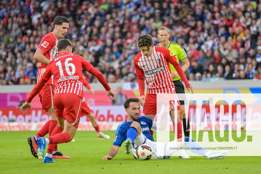 Kenan Karaman (FC Schalke 04, 19) sitzt am Boden mit Ball und im Duell mit VIgor Matanovic (SC Freiburg, 31), Yannik Engelhardt (SC Freiburg, 16), Yuito Suzuki (SC Freiburg, 14) GER, SC Freiburg vs Schalke 04, Fussball, Bundesliga, 5. Spieltag, Saison 2026 2027, 11.10.2026 DFL DFB REGULATIONS PROHIBIT ANY USE OF PHOTOGRAPHS AS IMAGE SEQUENCES AND OR QUASI-VIDEO GER, SC Freiburg vs Schalke 04, Fussball, Bundesliga, 5. Spieltag, Saison 2026 2027, 11.10.2026 Freiburg