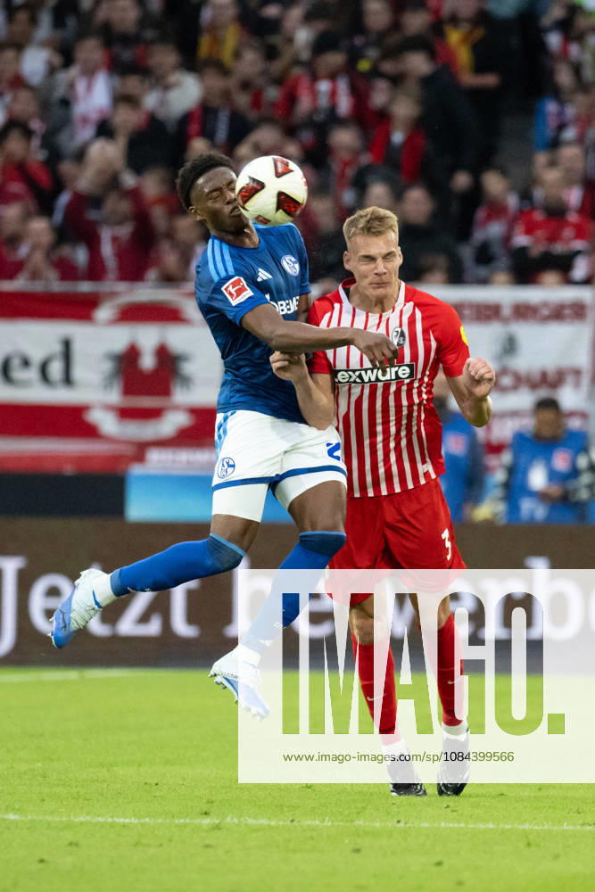 GER, Fussball, Herren, 1. Bundesliga, Saison 2026 2027, 5. Spieltag, SC Freiburg vs. FC Schalke 04 v. li. im Kopfballduell Junior Adamu ( FC Schalke 04, 20 ), Philipp Lienhart ( SC Freiburg, 03 ) DFB DFL regulations prohibit any use of photographs as image sequences and or quasi-video. Freiburg Europa-Park Stadion Baden-Württemberg Deutschland