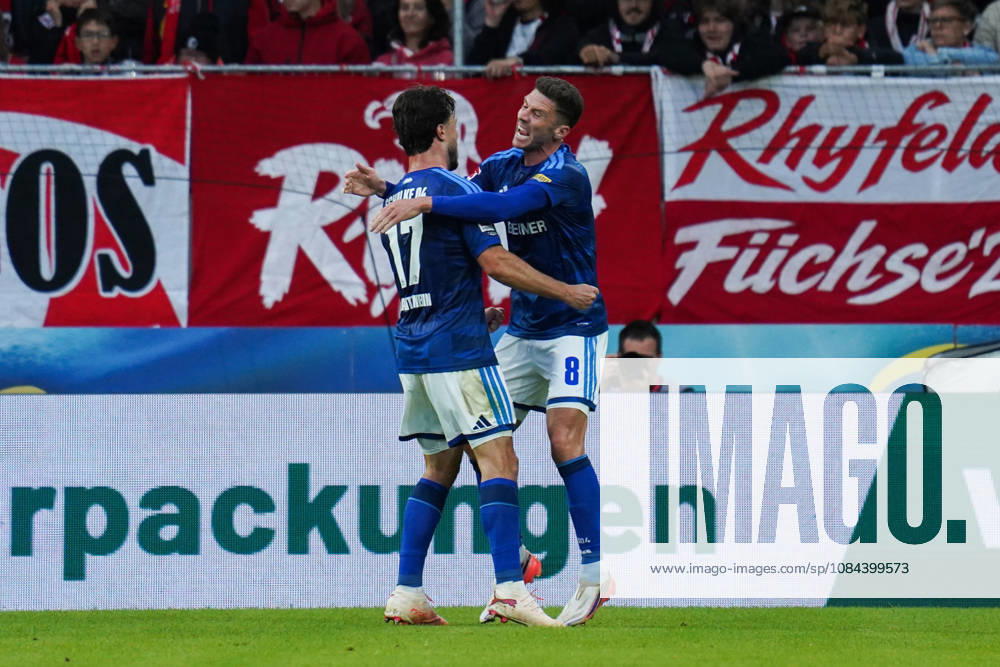 1. Bundesliga: SC Freiburg vs FC Schalke 04, 11.10.2026 Torjubel zum 1:1 durch Adrian Gantenbein (FC Schalke 04, 17) 1. Bundesliga: SC Freiburg vs FC Schalke 04, Europa-Park-Stadion, 11.10.2026 DFB DFL REGULATIONS PROHIBIT ANY USE OF PHOTOGRAPHS AS IMAGE SEQUENCES AND OR QUASI-VIDEO.