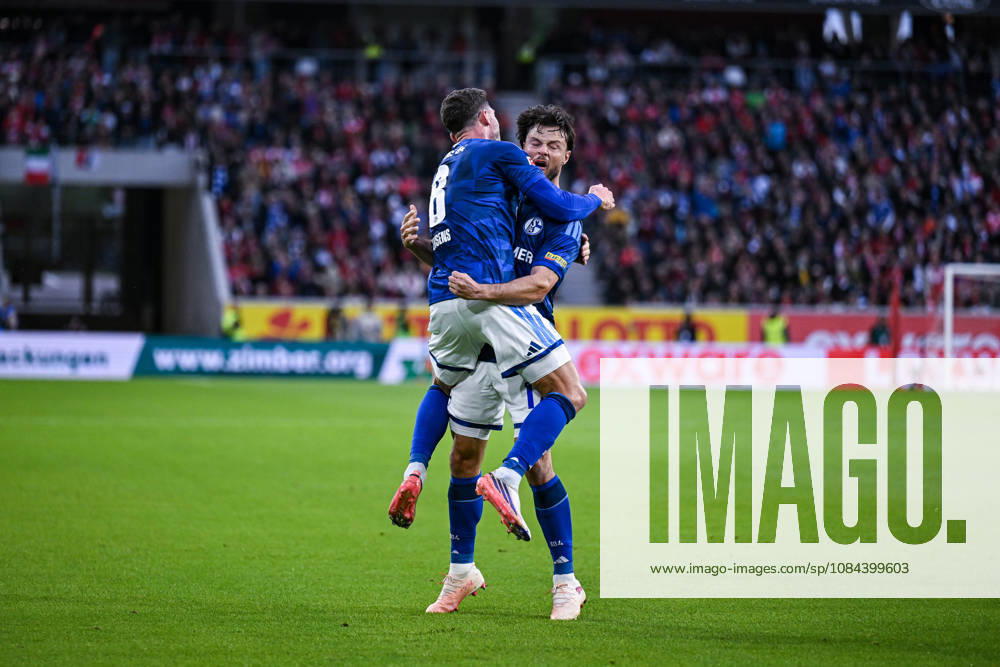 Fussball, Saison 2026 2027, Bundesliga, SC Freiburg - FC Schalke 04, Adrian Gantenbein (FC Schalke 04) freut sich über das Tor zum 1:1, Robin Gosens (FC Schalke 04) (l) xRHR-FOTO YYx