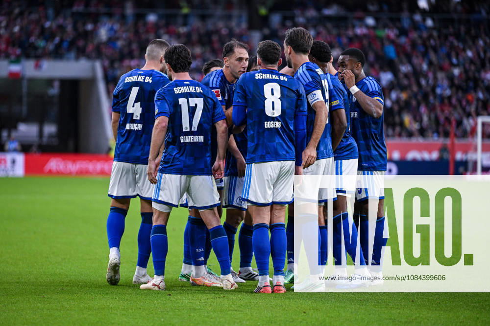 Fussball, Saison 2026 2027, Bundesliga, SC Freiburg - FC Schalke 04, Adrian Gantenbein (FC Schalke 04) freut sich über das Tor zum 1:1, Robin Gosens (FC Schalke 04) (l) xRHR-FOTO YYx