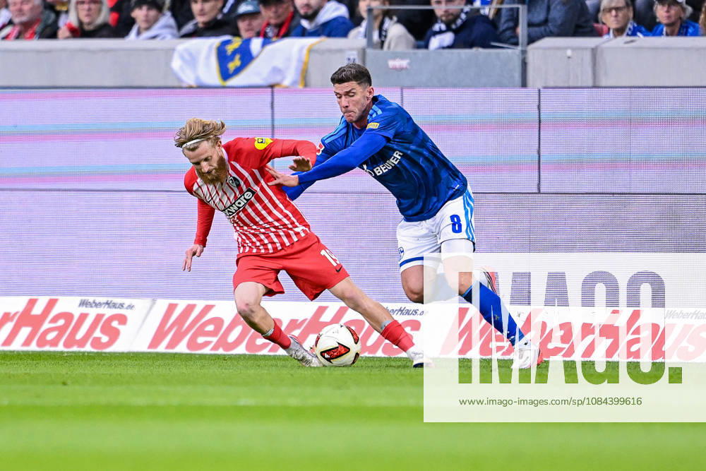 Fussball, Saison 2026 2027, Bundesliga, SC Freiburg - FC Schalke 04, Niklas Beste (SC Freiburg), Robin Gosens (FC Schalke 04) xRHR-FOTO YYx