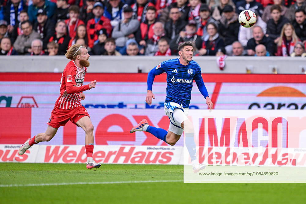 Fussball, Saison 2026 2027, Bundesliga, SC Freiburg - FC Schalke 04, Niklas Beste (SC Freiburg), Robin Gosens (FC Schalke 04) xRHR-FOTO YYx