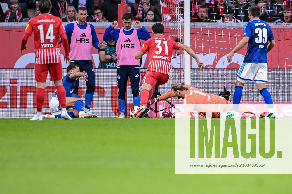 Fussball, Saison 2026 2027, Bundesliga, SC Freiburg - FC Schalke 04, Torwart Loris Karius (FC Schalke 04) greift nach xRHR-FOTO YYx