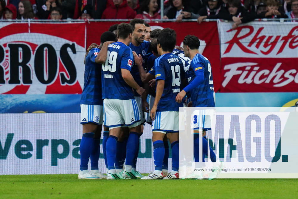 1. Bundesliga: SC Freiburg vs FC Schalke 04, 11.10.2026 Torjubel zum 1:1 durch Adrian Gantenbein (FC Schalke 04, 17) 1. Bundesliga: SC Freiburg vs FC Schalke 04, Europa-Park-Stadion, 11.10.2026 DFB DFL REGULATIONS PROHIBIT ANY USE OF PHOTOGRAPHS AS IMAGE SEQUENCES AND OR QUASI-VIDEO.