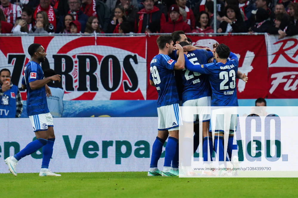 1. Bundesliga: SC Freiburg vs FC Schalke 04, 11.10.2026 Torjubel zum 1:1 durch Adrian Gantenbein (FC Schalke 04, 17) 1. Bundesliga: SC Freiburg vs FC Schalke 04, Europa-Park-Stadion, 11.10.2026 DFB DFL REGULATIONS PROHIBIT ANY USE OF PHOTOGRAPHS AS IMAGE SEQUENCES AND OR QUASI-VIDEO.
