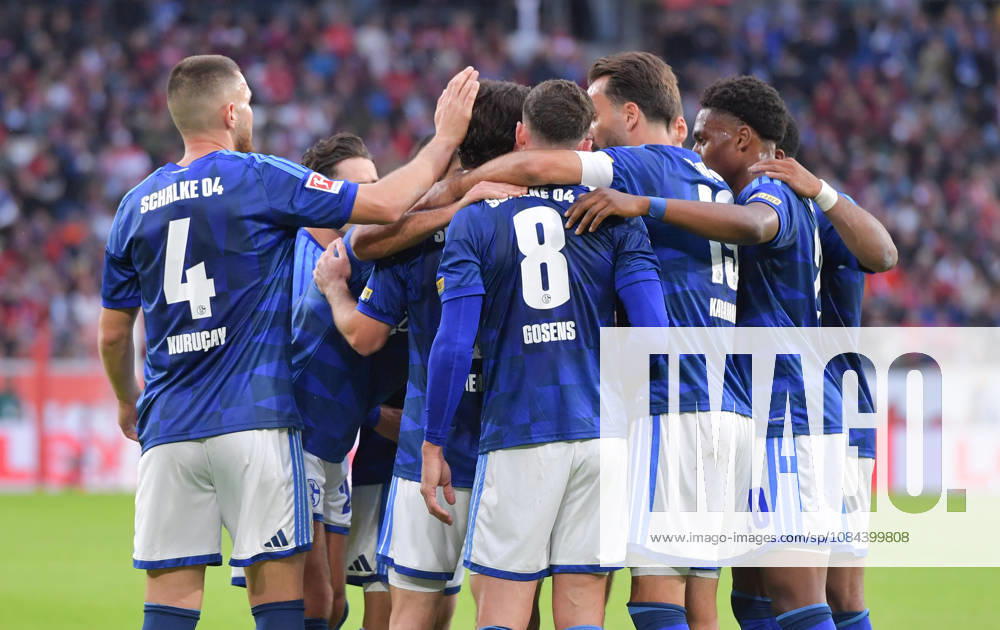 Fussball 1.Bundesliga, SC Freiburg - FC Schalke 04 v.l. Adrian Gantenbein (FC Schalke 04), Goal scored, Tor zum 1:1, celebrate the goal, Torjubel , Jubel, jubeln, jubelt, Freiburg