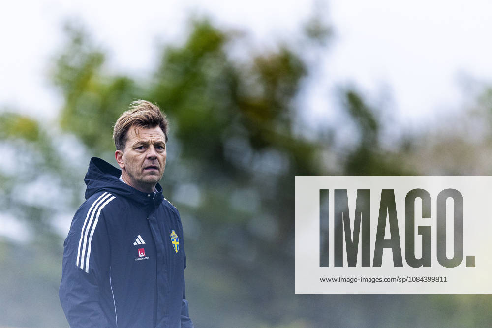 Head coach Tony Gustavsson of Sweden during a training session on October 11, 2026 in Stockholm. Photo: Caisa Rasmussen BILDBYRAN COP 353 CR0079 fotboll football soccer fotball träning practice training sverige sweden dam bbeng