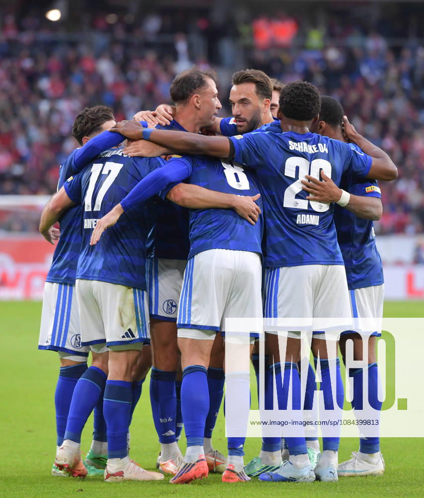 Fussball 1.Bundesliga, SC Freiburg - FC Schalke 04 v.l. Adrian Gantenbein (FC Schalke 04), Goal scored, Tor zum 1:1, celebrate the goal, Torjubel , Jubel, jubeln, jubelt, Freiburg