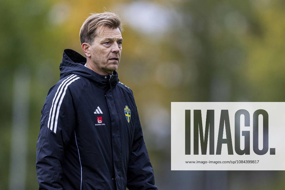 Head coach Tony Gustavsson of Sweden during a training session on October 11, 2026 in Stockholm. Photo: Caisa Rasmussen BILDBYRAN COP 353 CR0079 fotboll football soccer fotball träning practice training sverige sweden dam bbeng