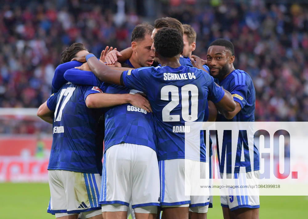 Fussball 1.Bundesliga, SC Freiburg - FC Schalke 04 v.l. Adrian Gantenbein (FC Schalke 04), Goal scored, Tor zum 1:1, celebrate the goal, Torjubel , Jubel, jubeln, jubelt, Freiburg