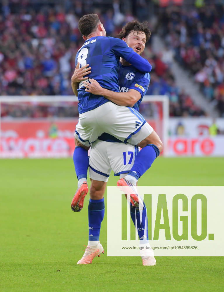 Fussball 1.Bundesliga, SC Freiburg - FC Schalke 04 v.l. Robin Gosens (FC Schalke 04), Adrian Gantenbein (FC Schalke 04), Goal scored, Tor zum 1:1, celebrate the goal, Torjubel , Jubel, jubeln, jubelt, Freiburg