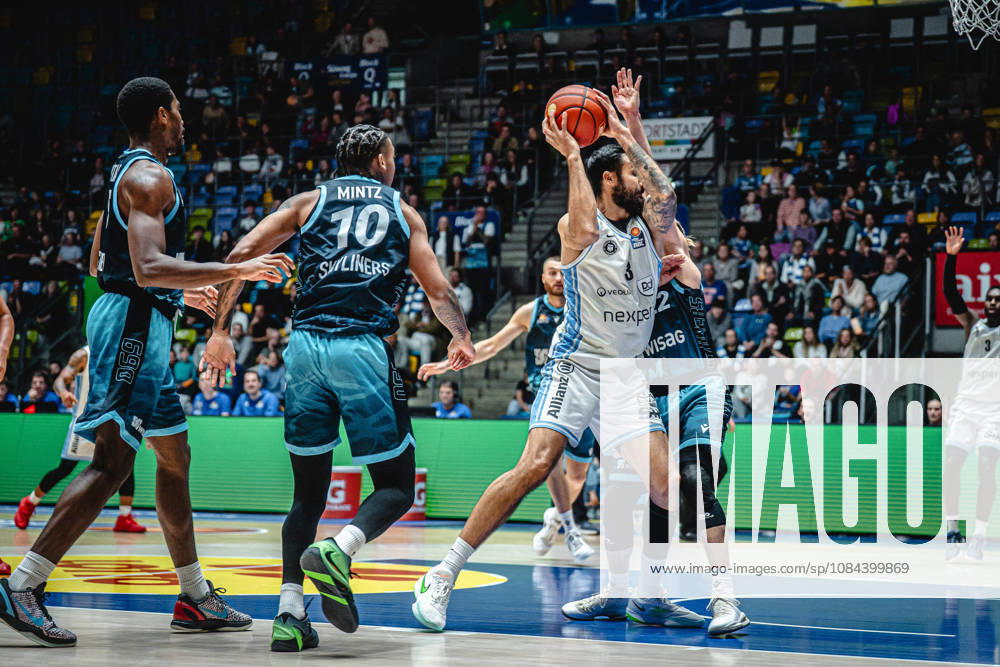 Basketball easyCredit BBL Bundesliga, Frankfurt Skyliners - Veolia Towers Hamburg v.l. William Christmas (Skyliners Frankfurt), Judah Mintz (Skyliners Frankfurt), Martin Breunig (Veolia Towers Hamburg) Frankfurt am Main