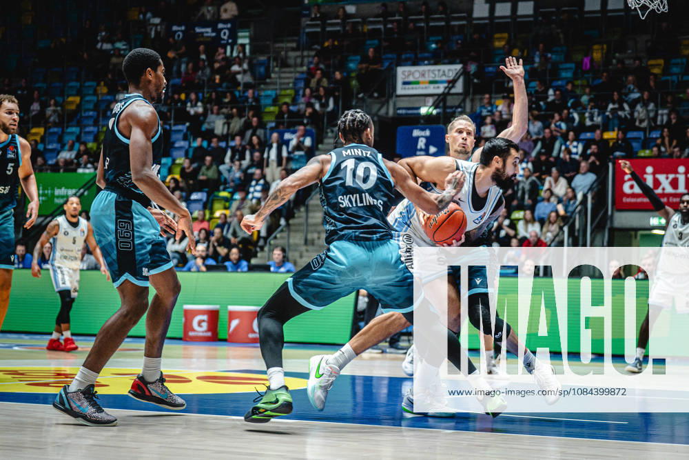 Basketball easyCredit BBL Bundesliga, Frankfurt Skyliners - Veolia Towers Hamburg v.l. William Christmas (Skyliners Frankfurt), Judah Mintz (Skyliners Frankfurt), Martin Breunig (Veolia Towers Hamburg) Frankfurt am Main